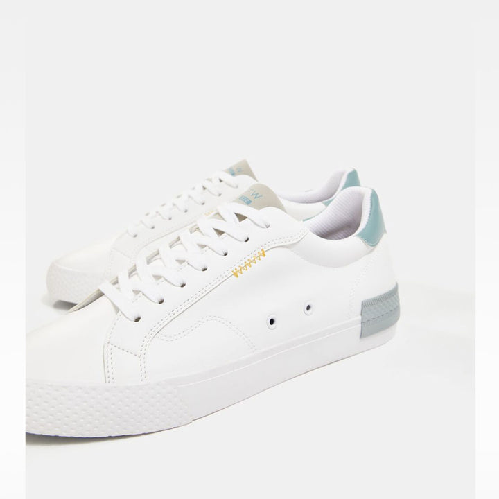 Bershka- Men’s trainers with coloured heel detail- WHITE