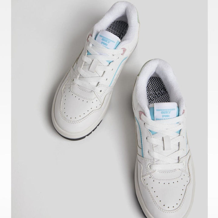 Bershka- Contrast pastel detail trainers